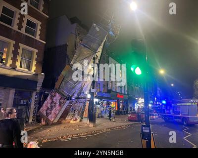 Rettungsdienste am Ort eines Gerüsteinsturzes an der Bethnal Green Road, London. Eine weitere Wetterwarnung wurde ausgegeben, und mehr als 200 Hochwasserwarnungen sind in Großbritannien vorhanden, da Sturm Bert weiterhin über das Land fliegt. Bilddatum: Sonntag, 24. November 2024. Stockfoto