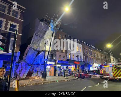 Rettungsdienste am Ort eines Gerüsteinsturzes an der Bethnal Green Road, London. Eine weitere Wetterwarnung wurde ausgegeben, und mehr als 200 Hochwasserwarnungen sind in Großbritannien vorhanden, da Sturm Bert weiterhin über das Land fliegt. Bilddatum: Sonntag, 24. November 2024. Stockfoto