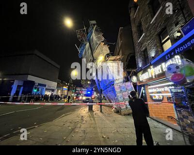 Rettungsdienste am Ort eines Gerüsteinsturzes an der Bethnal Green Road, London. Eine weitere Wetterwarnung wurde ausgegeben, und mehr als 200 Hochwasserwarnungen sind in Großbritannien vorhanden, da Sturm Bert weiterhin über das Land fliegt. Bilddatum: Sonntag, 24. November 2024. Stockfoto