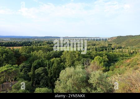 Die lange Brücke Viaduc Double Ferroviaire über die Rhone für TGV-Züge in der Nähe von Avignon in der Provence, Frankreich Stockfoto