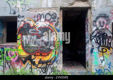 Ein verlassener Bunker, eine alte Waffenbatterie im Fort Wetherill State Park in Jamestown, Rhode Island. Stockfoto