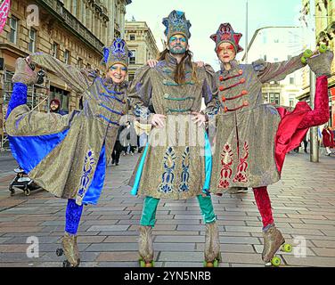 Glasgow, Schottland, Großbritannien. November 2024. Der 10. Jubiläum Style Mile Karneval in der buchanan Street, der Einkaufs- und Stilhauptstadt Schottlands. Bei der jährlichen Eröffnung der weihnachtsfeier der Stadt werden insgesamt 12 Bühnenzonen die stilvolle Meile von den Stufen der Konzerthalle zum St. enoch Platz mit dem Princes Square und den buchanan Galerien verspritzt, die dazwischen ein Karnevalskarussell für Weihnachten machen. Credit Gerard Ferry /Alamy Live News Stockfoto