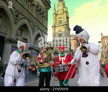 Glasgow, Schottland, Großbritannien. November 2024. Der 10. Jubiläum Style Mile Karneval in der buchanan Street, der Einkaufs- und Stilhauptstadt Schottlands. Bei der jährlichen Eröffnung der weihnachtsfeier der Stadt werden insgesamt 12 Bühnenzonen die stilvolle Meile von den Stufen der Konzerthalle zum St. enoch Platz mit dem Princes Square und den buchanan Galerien verspritzt, die dazwischen ein Karnevalskarussell für Weihnachten machen. Credit Gerard Ferry /Alamy Live News Stockfoto