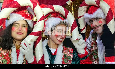 Glasgow, Schottland, Großbritannien. November 2024. Der 10. Jubiläum Style Mile Karneval in der buchanan Street, der Einkaufs- und Stilhauptstadt Schottlands. Bei der jährlichen Eröffnung der weihnachtsfeier der Stadt werden insgesamt 12 Bühnenzonen die stilvolle Meile von den Stufen der Konzerthalle zum St. enoch Platz mit dem Princes Square und den buchanan Galerien verspritzt, die dazwischen ein Karnevalskarussell für Weihnachten machen. Credit Gerard Ferry /Alamy Live News Stockfoto