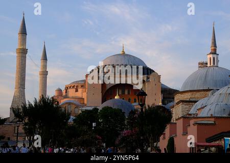Hagia Sophia große Moschee, beleuchtet in der Abenddämmerung, Istanbul, Türkei Stockfoto