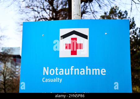 Augsburg, Bayern, Deutschland - 24. November 2024: Ein blaues Schild weist auf die Notaufnahme des Krankenhauses in Augsburg hin. Das Universitätsspital *** ein blaues Schild weist auf die Notaufnahme vom Krankenhaus in Augsburg hin. Der Uniklinik Stockfoto