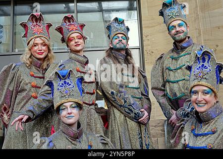 Glasgow, Schottland, Großbritannien. November 2024. Der 10. Jubiläum Style Mile Karneval in der buchanan Street, der Einkaufs- und Stilhauptstadt Schottlands. Bei der jährlichen Eröffnung der weihnachtsfeier der Stadt werden insgesamt 12 Bühnenzonen die stilvolle Meile von den Stufen der Konzerthalle zum St. enoch Platz mit dem Princes Square und den buchanan Galerien verspritzt, die dazwischen ein Karnevalskarussell für Weihnachten machen. Credit Gerard Ferry /Alamy Live News Stockfoto