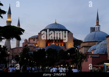 Hagia Sophia große Moschee, beleuchtet in der Abenddämmerung, Istanbul, Türkei Stockfoto
