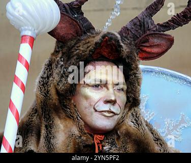 Glasgow, Schottland, Großbritannien. November 2024. Der 10. Jubiläum Style Mile Karneval in der buchanan Street, der Einkaufs- und Stilhauptstadt Schottlands. Bei der jährlichen Eröffnung der weihnachtsfeier der Stadt werden insgesamt 12 Bühnenzonen die stilvolle Meile von den Stufen der Konzerthalle zum St. enoch Platz mit dem Princes Square und den buchanan Galerien verspritzt, die dazwischen ein Karnevalskarussell für Weihnachten machen. Credit Gerard Ferry /Alamy Live News Stockfoto