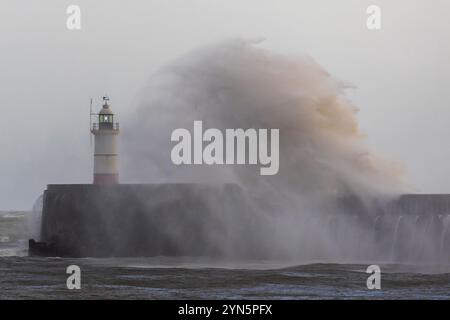 Newhaven, Großbritannien. November 2024. Sturm Bert setzt sich fort mit Wellen, die gegen den Leuchtturm und die Meeresmauer in Newhaven, East Sussex, Großbritannien, stürzen. Quelle: Ed Brown/Alamy Live News Stockfoto