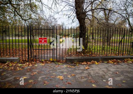 Ein geschlossenes Tor zum Hyde Park mit einem „Park Closed“-Schild als Sturm Bert das Vereinigte Königreich trifft, stürmische Winde trafen London. Nachdem das Met Office eine gelbe Wetterwarnung für die Regionen ausgab, verursachten die unglaublich starken Windböen von London See Sachschäden und Reisestörungen. Nach einer Nacht mit starkem Regen und einem Morgen mit gefährlich starkem Wind wurde die Entscheidung getroffen, den Hyde Park zu schließen. Der größte Park Londons ist bei Touristen, Hundeschlittengehern und Joggern beliebt. Der Weihnachts-Vergnügungspark „Winter Wonderland“ im Hyde Park ist ebenfalls wegen Sicherheitsbedenken für den Tag geschlossen Stockfoto