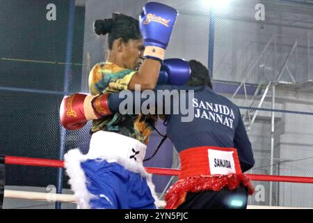 Dhaka, Bangladesch. November 2024. Die Boxerinnen Sanjida Jannat und Afra Khandkar kämpfen während der Excel Contender Series im Aero Turf in Mirpur gegeneinander. Am 23. November 2024 in Dhaka, Bangladesch. (Foto: S A Masum/Eyepix Group/SIPA USA) Credit: SIPA USA/Alamy Live News Stockfoto