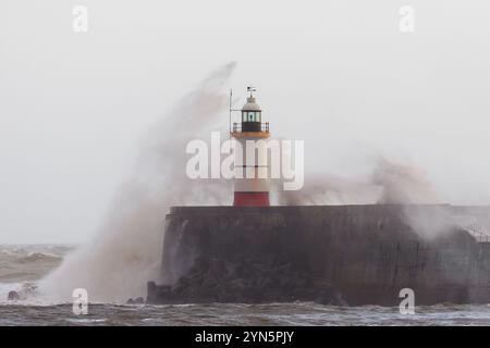 Newhaven, Großbritannien. November 2024. Sturm Bert setzt sich fort mit Wellen, die gegen den Leuchtturm und die Meeresmauer in Newhaven, East Sussex, Großbritannien, stürzen. Quelle: Ed Brown/Alamy Live News Stockfoto