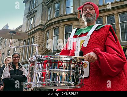 Glasgow, Schottland, Großbritannien. November 2024. Der 10. Jubiläum Style Mile Karneval in der buchanan Street, der Einkaufs- und Stilhauptstadt Schottlands. Bei der jährlichen Eröffnung der weihnachtsfeier der Stadt werden insgesamt 12 Bühnenzonen die stilvolle Meile von den Stufen der Konzerthalle zum St. enoch Platz mit dem Princes Square und den buchanan Galerien verspritzt, die dazwischen ein Karnevalskarussell für Weihnachten machen. Credit Gerard Ferry /Alamy Live News Stockfoto