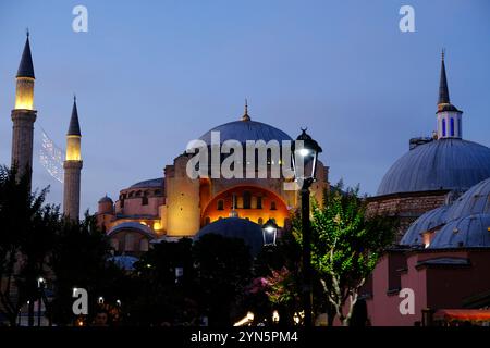 Hagia Sophia große Moschee, beleuchtet in der Abenddämmerung, Istanbul, Türkei Stockfoto