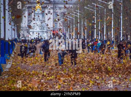 London, Großbritannien. November 2024. Die Menschen laufen entlang der Mall in einem Schneesturm aus gefallenen Blättern, während Storm Bert starke Winde in die Hauptstadt bringt. (Credit Image: © Vuk Valcic/SOPA Images via ZUMA Press Wire) NUR REDAKTIONELLE VERWENDUNG! Nicht für kommerzielle ZWECKE! Stockfoto