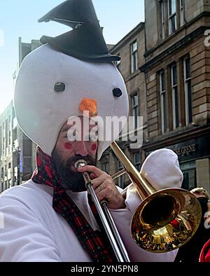 Glasgow, Schottland, Großbritannien. November 2024. Der 10. Jubiläum Style Mile Karneval in der buchanan Street, der Einkaufs- und Stilhauptstadt Schottlands. Bei der jährlichen Eröffnung der weihnachtsfeier der Stadt werden insgesamt 12 Bühnenzonen die stilvolle Meile von den Stufen der Konzerthalle zum St. enoch Platz mit dem Princes Square und den buchanan Galerien verspritzt, die dazwischen ein Karnevalskarussell für Weihnachten machen. Credit Gerard Ferry /Alamy Live News Stockfoto