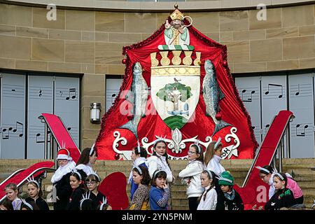 Glasgow, Schottland, Großbritannien. November 2024. Der 10. Jubiläum Style Mile Karneval in der buchanan Street, der Einkaufs- und Stilhauptstadt Schottlands. Bei der jährlichen Eröffnung der weihnachtsfeier der Stadt werden insgesamt 12 Bühnenzonen die stilvolle Meile von den Stufen der Konzerthalle zum St. enoch Platz mit dem Princes Square und den buchanan Galerien verspritzt, die dazwischen ein Karnevalskarussell für Weihnachten machen. Credit Gerard Ferry /Alamy Live News Stockfoto