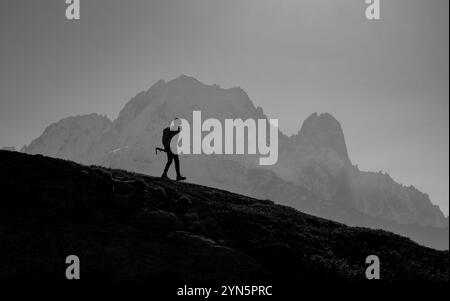 Ein Schwarzweißbild eines Wanderers, der im Naturschutzgebiet Aiguilles Rouges, Chamonix, Frankreich, spaziert. Stockfoto