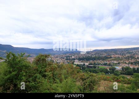 Blick aus der Vogelperspektive über die Stadt Millau mit dem Viadukt im Hintergrund, Frankreich in Europa Stockfoto