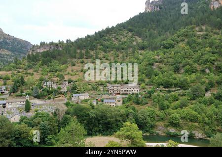 Dorf Sainte-Enimie in den Gorges du Tarn, eines der schönsten Dörfer Frankreichs. Occitanie, Lozere, Florac Stockfoto