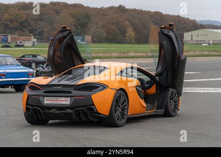 Ein orangefarbener und schwarzer McLaren 570 auf der Dunsfold Racetrack in Surrey, Großbritannien. Stockfoto