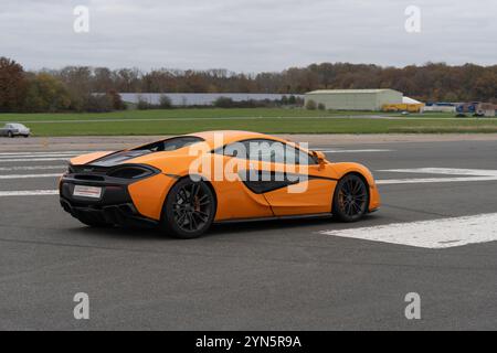 Ein orangefarbener und schwarzer McLaren 570 auf der Dunsfold Racetrack in Surrey, Großbritannien. Stockfoto