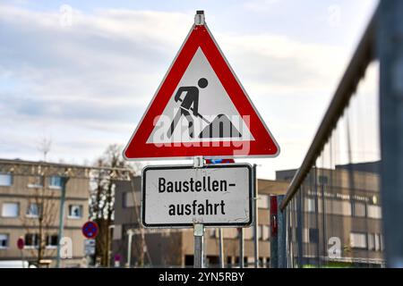 Augsburg, Bayern, Deutschland - 24. November 2024: Warnschild Baustellenausfahrt vor einer Baustelle in Augsburg *** Warnschild Baustellenausfahrt vor einer Baustelle in Augsburg Stockfoto