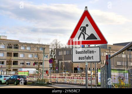 Augsburg, Bayern, Deutschland - 24. November 2024: Warnschild Baustellenausfahrt vor einer Baustelle in Augsburg *** Warnschild Baustellenausfahrt vor einer Baustelle in Augsburg Stockfoto