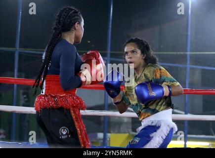 Dhaka, Ciudad de Mexico, Bangladesch. November 2024. Die Boxerinnen Sanjida Jannat und Afra Khandkar kämpfen während der Excel Contender Series im Aero Turf in Mirpur gegeneinander. Am 23. November 2024 in Dhaka, Bangladesch. (Credit Image: © S A Masum/OKULARIS via ZUMA Press Wire) NUR REDAKTIONELLE VERWENDUNG! Nicht für kommerzielle ZWECKE! Stockfoto
