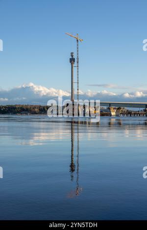 Die Kruunuvuori-Brücke zwischen der Insel Korkeasaari und dem Vorort Laajasalo wird im November 2024 in Helsinki gebaut. Stockfoto