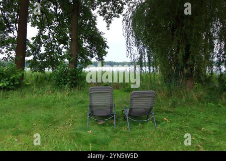 Ufergebiet mit Schilf an einem kleinen See in Wandlitz, Brandenburg in Deutschland Stockfoto