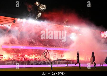 Brüssel, Belgien November 2024. Fans mit Feuerwerk, die während eines Fußballspiels zwischen RSC Anderlecht und Kaa Gent am Sonntag, den 24. November 2024 in Brüssel, einem Spiel des 15. Tages der Saison 2024-2025 der ersten Liga der „Jupiler Pro League“ der belgischen Meisterschaft, mit einem Feuerwerk fotografiert wurden. BELGA PHOTO MAARTEN STRAETEMANS Credit: Belga News Agency/Alamy Live News Stockfoto