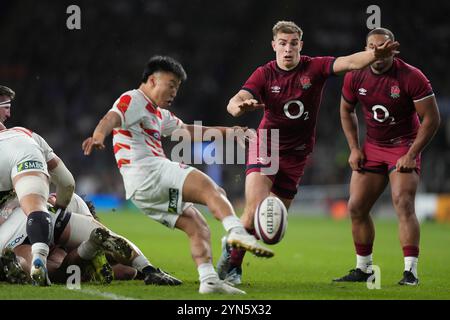 London, Großbritannien. 24. November 2024; Allianz Stadium, London, England: Herbst Rugby International, England gegen Japan; Naoto Saito aus Japan macht den Ball frei Credit: Action Plus Sports Images/Alamy Live News Stockfoto