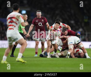 London, Großbritannien. 24. November 2024; Allianz Stadium, London, England: Herbst Rugby International, England gegen Japan; Naoto Saito aus Japan gibt den Ball ab Credit: Action Plus Sports Images/Alamy Live News Stockfoto