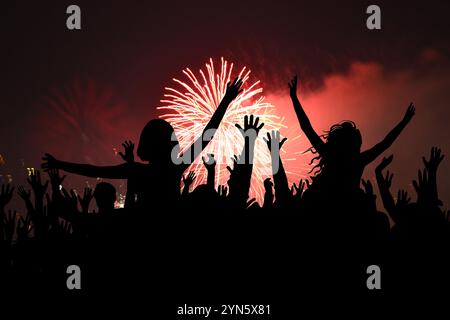 Glückliche Leute, die Silvester oder ein Konzert feiern Stockfoto