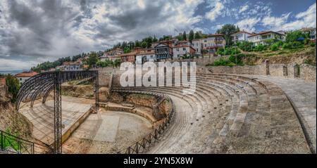 Panoramablick auf das antike Theater in Ohrid. Es wurde mehr als zwei Jahrtausende erbaut, irgendwann am Ende des 3. Oder Anfang des 2. Jahrhunderts. Stockfoto