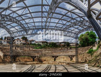 Panoramablick auf das antike Theater in Ohrid. Es wurde mehr als zwei Jahrtausende erbaut, irgendwann am Ende des 3. Oder Anfang des 2. Jahrhunderts. Stockfoto
