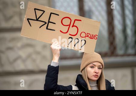 Kiew, Ukraine. November 2024. Freier Protest der Familie und Freunde von Soldaten, die von Russland in Gefangenschaft gehalten werden. Am 20. Mai 2022 ergaben sich die Soldaten Russland, um Leben in der Asovstaler Eisenhütte zu retten und die Werke von Mariupol zu stehlen. Einige wurden freigelassen, viele befinden sich noch immer in russischer Gefangenschaft. Quelle: Andreas Stroh/Alamy Live News Stockfoto