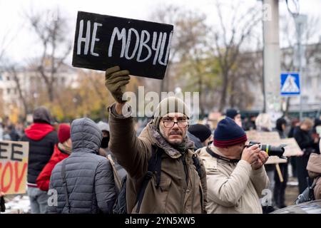 Kiew, Ukraine. November 2024. Freier Protest der Familie und Freunde von Soldaten, die von Russland in Gefangenschaft gehalten werden. Am 20. Mai 2022 ergaben sich die Soldaten Russland, um Leben in der Asovstaler Eisenhütte zu retten und die Werke von Mariupol zu stehlen. Einige wurden freigelassen, viele befinden sich noch immer in russischer Gefangenschaft. Quelle: Andreas Stroh/Alamy Live News Stockfoto