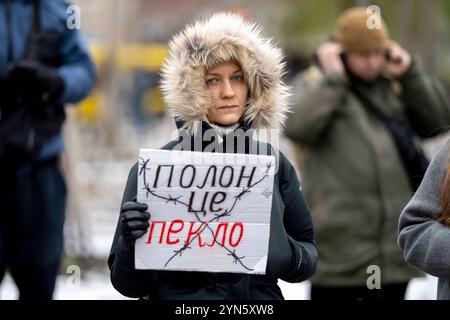 Kiew, Ukraine. November 2024. Freier Protest der Familie und Freunde von Soldaten, die von Russland in Gefangenschaft gehalten werden. Am 20. Mai 2022 ergaben sich die Soldaten Russland, um Leben in der Asovstaler Eisenhütte zu retten und die Werke von Mariupol zu stehlen. Einige wurden freigelassen, viele befinden sich noch immer in russischer Gefangenschaft. Quelle: Andreas Stroh/Alamy Live News Stockfoto