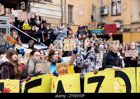 Kiew, Ukraine. November 2024. Freier Protest der Familie und Freunde von Soldaten, die von Russland in Gefangenschaft gehalten werden. Am 20. Mai 2022 ergaben sich die Soldaten Russland, um Leben in der Asovstaler Eisenhütte zu retten und die Werke von Mariupol zu stehlen. Einige wurden freigelassen, viele befinden sich noch immer in russischer Gefangenschaft. Quelle: Andreas Stroh/Alamy Live News Stockfoto