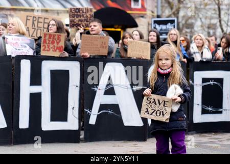 Kiew, Ukraine. November 2024. Freier Protest der Familie und Freunde von Soldaten, die von Russland in Gefangenschaft gehalten werden. Am 20. Mai 2022 ergaben sich die Soldaten Russland, um Leben in der Asovstaler Eisenhütte zu retten und die Werke von Mariupol zu stehlen. Einige wurden freigelassen, viele befinden sich noch immer in russischer Gefangenschaft. Quelle: Andreas Stroh/Alamy Live News Stockfoto