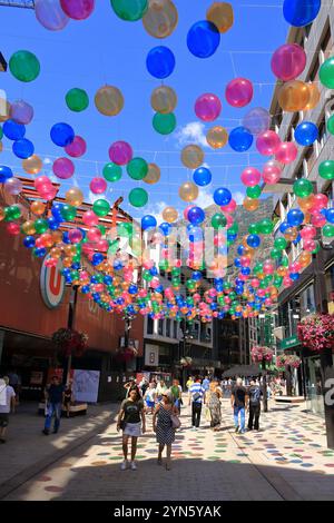 Andorra La Vella in Andorra - 28. August 2024: Menschen gehen in der Handelsstraße Meritxell zum Einkaufen Stockfoto