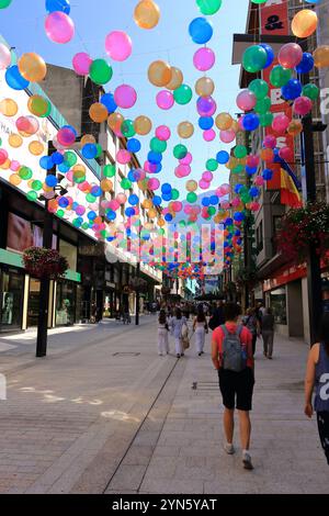 Andorra La Vella in Andorra - 28. August 2024: Menschen gehen in der Handelsstraße Meritxell zum Einkaufen Stockfoto