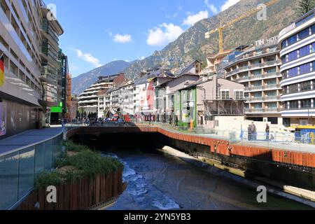 Andorra La Vella in Andorra - 28. August 2024: Gebiet um die Puente de Paris oder Pont de Paris (Pariser Brücke), die den Fluss Gran Valira überspannt, mit Stockfoto