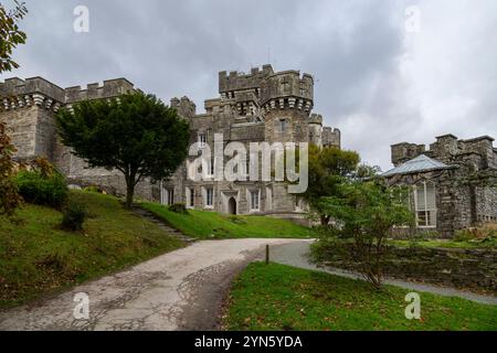 Wray Castle in der Nähe von Ambleside im Lake District Nationalpark, Cumbria, England. Stockfoto