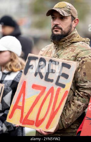 Kiew, Kiew-Stadt, Ukraine. November 2024. Freier Protest der Familie und Freunde von Soldaten, die von Russland in Gefangenschaft gehalten werden. Am 20. Mai 2022 ergaben sich die Soldaten Russland, um Leben in der Asovstaler Eisenhütte zu retten und die Werke von Mariupol zu stehlen. Einige wurden freigelassen, viele befinden sich noch immer in russischer Gefangenschaft. (Kreditbild: © Andreas Stroh/ZUMA Press Wire) NUR REDAKTIONELLE VERWENDUNG! Nicht für kommerzielle ZWECKE! Quelle: ZUMA Press, Inc./Alamy Live News Stockfoto