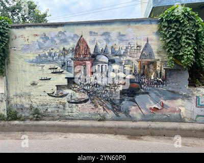 Graffiti-Straßenkunst der Landschaft von Varanasi an der Wand in der Stadt Varanasi, Indien Stockfoto