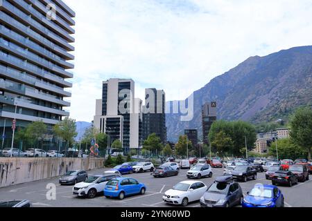 Les Escaldes - Engordany in Andorra - August 31 2024: Das Zentrum der Stadt an einem bewölkten Tag Stockfoto